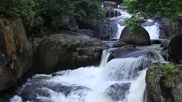 泰国南荣瀑布。自然的绿色背景。视频素材