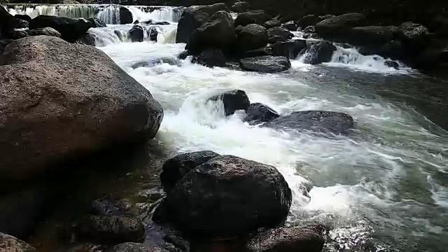 泰国南荣瀑布。自然的绿色背景。视频素材