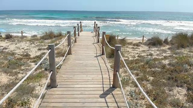 夏天，西班牙梅诺卡地中海海滩上的木制码头视频素材