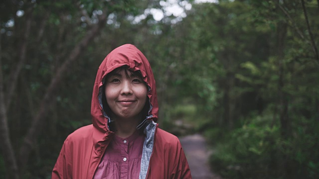 大自然中的女旅行者视频素材