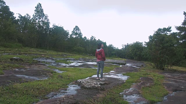 大自然中的女旅行者视频素材