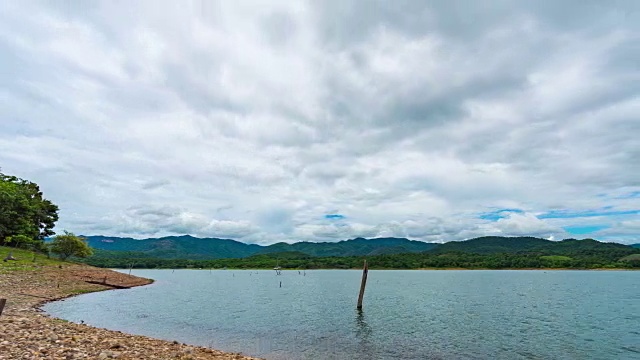 时间流逝视频:湖与乌云和风暴云移动在天空视频素材