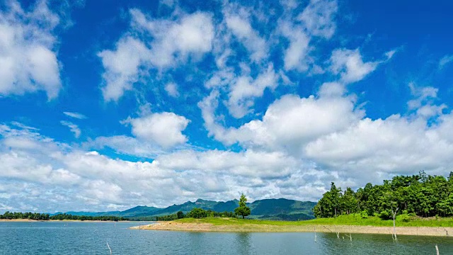 美丽的湖和蓝天的时间流逝视频视频素材