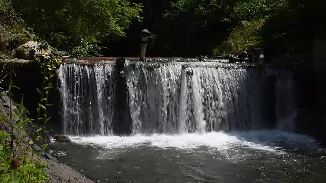 山河上的小水坝视频素材