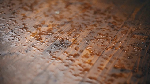 雨滴落在木制平台上视频素材