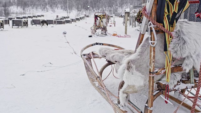 DS雪橇在一个挪威狗雪橇小屋视频素材