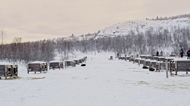 DS狗屋在挪威的一个狗雪橇小屋视频素材