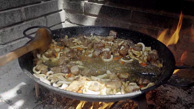 烹饪西班牙海鲜饭，第一步视频素材