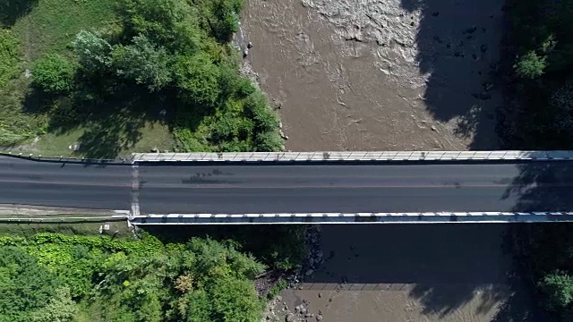 鸟瞰图:桥梁、河流、公路。视频素材