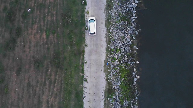 俯视图乡村道路，小路穿过绿色的森林和乡村。阳光灿烂的日子视频素材