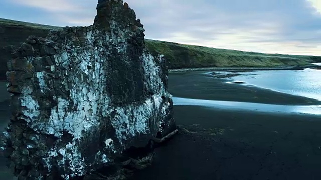 维察库尔-黑火山海滩上的标志性海堆视频素材