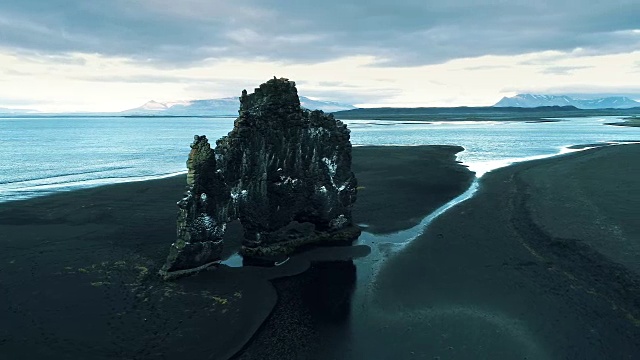 维察库尔-黑火山海滩上的标志性海堆视频素材