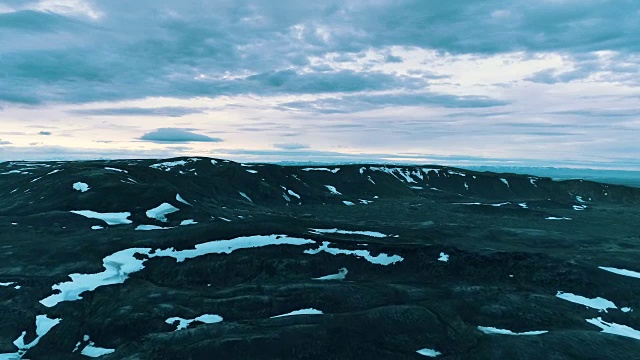 火山景观。苔藓覆盖着山脉和熔岩原野视频素材