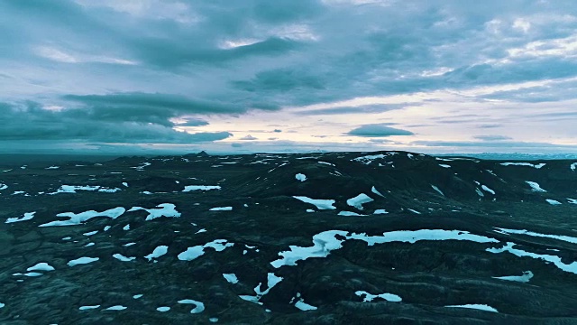 火山景观。苔藓覆盖着山脉和熔岩原野视频素材