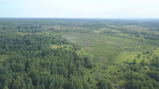 飞越乡村、田野、森林和草地视频素材