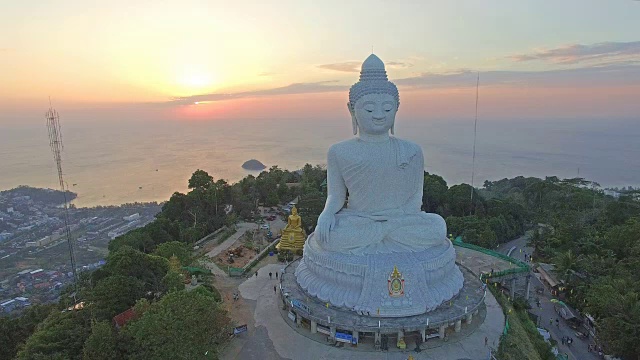 鸟瞰图日落在普吉岛大佛泰国视频素材