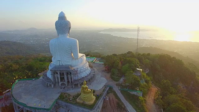 鸟瞰图日落在普吉岛大佛泰国视频素材