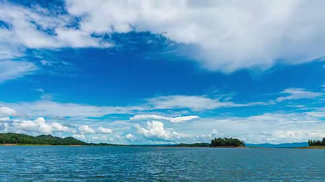 T/L ZO热带岛屿在蓝天和移动的云湖视频素材