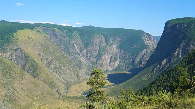 一个背着背包在山里的游客。视频素材