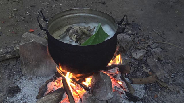 用黑锅煲汤。视频下载