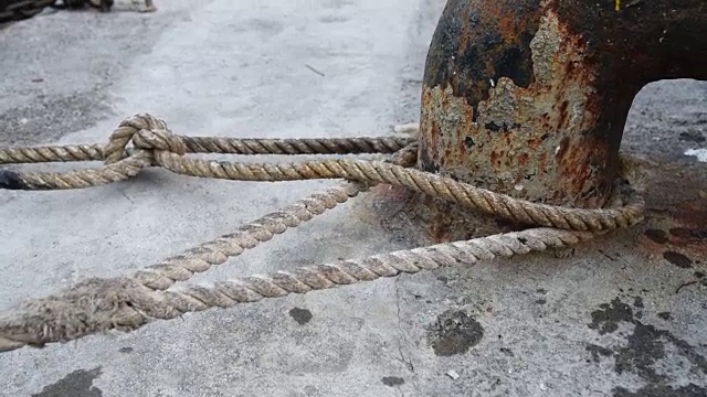 有打结的航海绳的生锈的旧系泊柱。韩国。视频素材