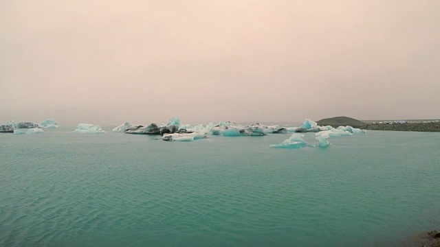 冰岛冰湖Jokulsarlon的夏日美景视频素材