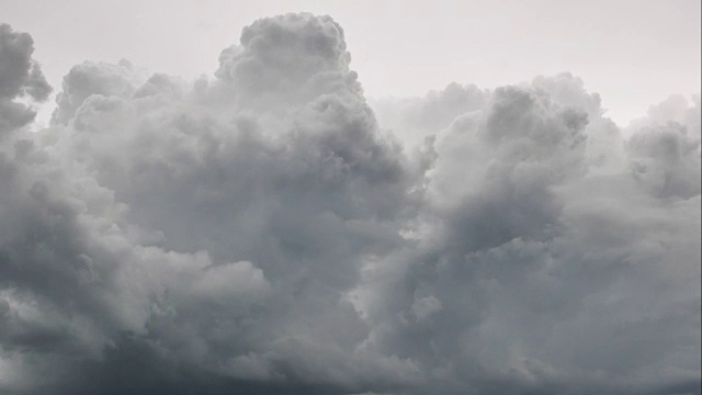 在下雨和雷暴之前，戏剧性的天空和暴风雨云的时间流逝视频素材