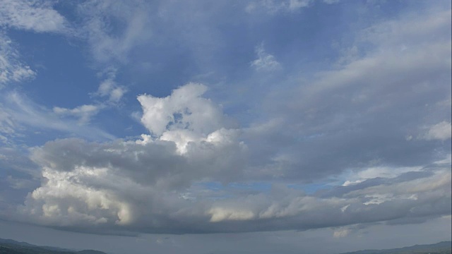 在下雨和雷暴之前，戏剧性的天空和暴风雨云的时间流逝视频素材