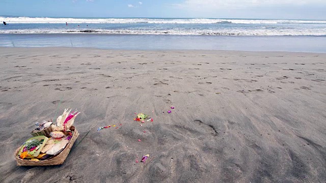 印度尼西亚巴厘岛水明漾海滩沙滩上的花篮视频素材