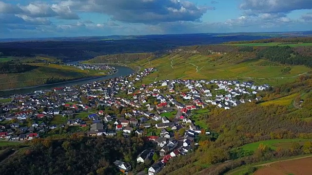 鸟瞰图的葡萄酒村庄Nittel, Obermosel，摩泽尔河，莱茵兰-普法尔茨，德国视频素材