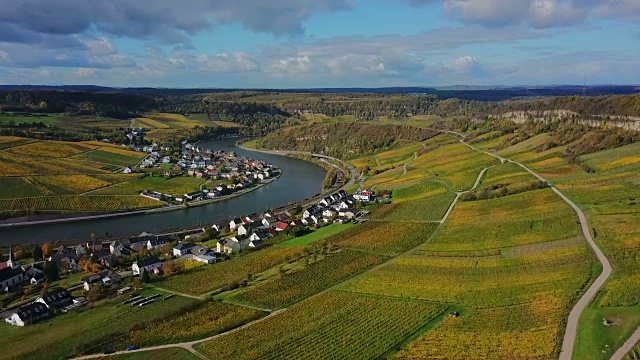 鸟瞰图的葡萄酒村庄Nittel, Obermosel，摩泽尔河，莱茵兰-普法尔茨，德国视频素材