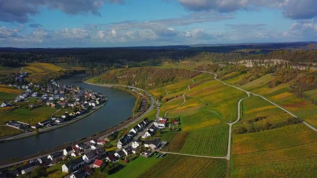 鸟瞰图的葡萄酒村庄Nittel, Obermosel，摩泽尔河，莱茵兰-普法尔茨，德国视频素材