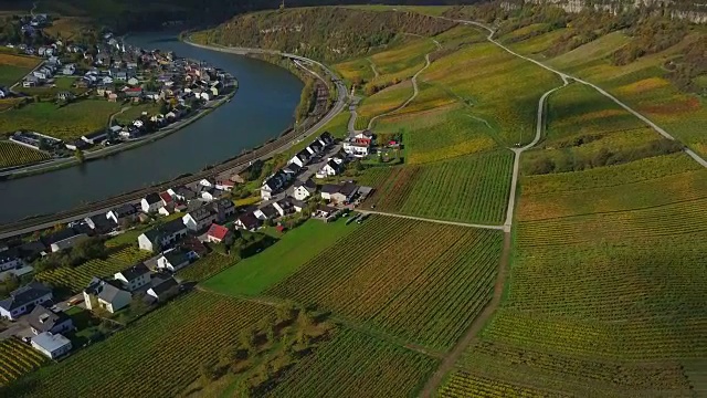 鸟瞰图的葡萄酒村庄Nittel, Obermosel，摩泽尔河，莱茵兰-普法尔茨，德国视频素材