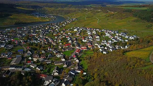 鸟瞰图的葡萄酒村庄Nittel, Obermosel，摩泽尔河，莱茵兰-普法尔茨，德国视频素材