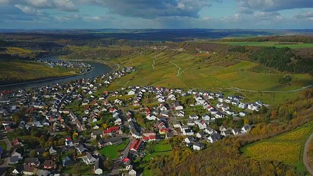 鸟瞰图的葡萄酒村庄Nittel, Obermosel，摩泽尔河，莱茵兰-普法尔茨，德国视频素材