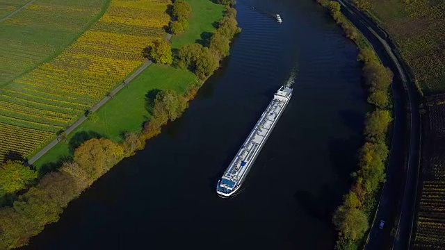 货轮鸟瞰图摩泽尔河附近Trittenheim，摩泽尔河流域，莱茵兰-普法尔茨，德国视频素材