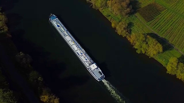 货轮鸟瞰图摩泽尔河附近Trittenheim，摩泽尔河流域，莱茵兰-普法尔茨，德国视频素材