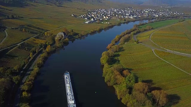 货轮鸟瞰图摩泽尔河附近Trittenheim，摩泽尔河流域，莱茵兰-普法尔茨，德国视频素材