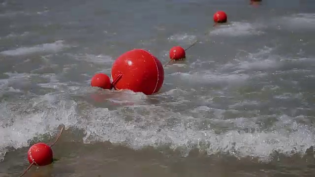 斯洛文尼亚皮兰镇附近亚得里亚海沿岸海水中的浮标视频素材