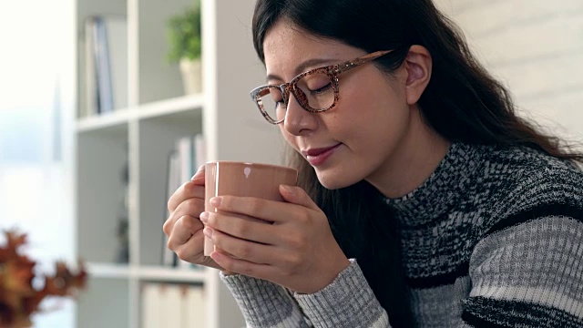 特写的女人享受热茶感觉很好视频素材