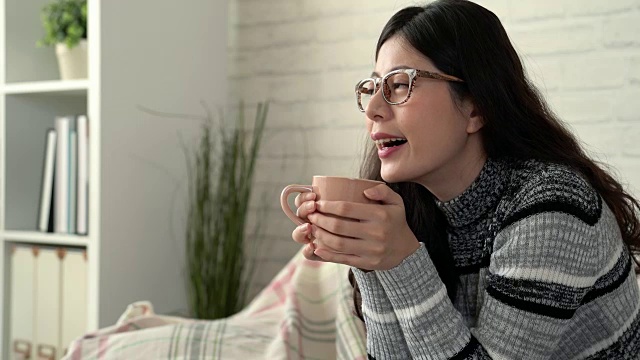 亚洲女性颤抖，感到寒冷视频素材