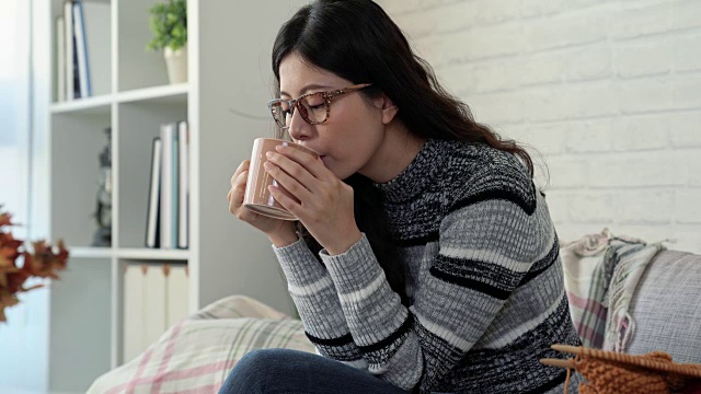 美丽的亚洲女人喜欢热巧克力视频素材