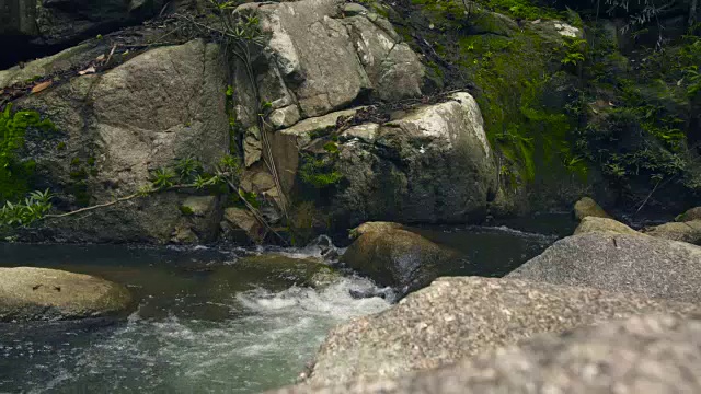 山区湍急的河流中的流水。水流在岩石密布的河里迅速流动视频素材