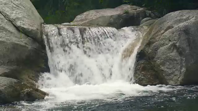 美丽的瀑布在山河的巨石上流动。在瀑布瀑布中流过山河视频素材