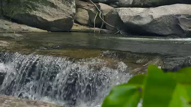 山河从瀑布上流淌在热带森林的巨石上。在瀑布瀑布中流过山河视频素材