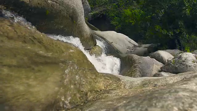 山河从瀑布上流过雨林中的巨石。在瀑布瀑布中流过山河视频素材