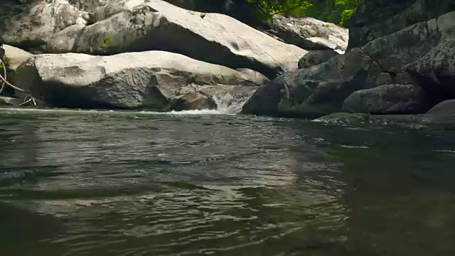 石溪在山地雨林景观。溪水在山上瀑布的巨石上流动。美丽的自然风光视频素材