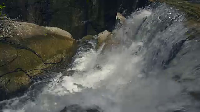 热带雨林中湍急的河流。溪水从瀑布上流过的山河视频素材