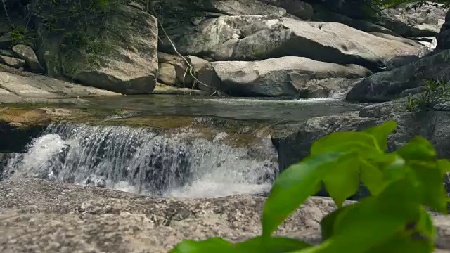 热带森林中从瀑布上流过的湍急的河流。在瀑布瀑布中流过山河视频素材