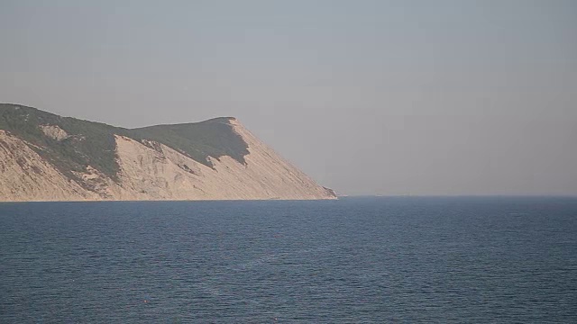 远处海滩上的一座小山视频素材